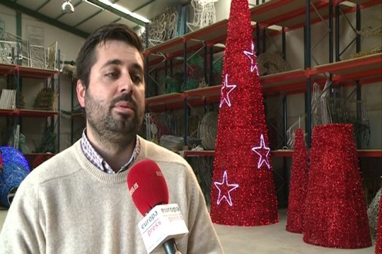 Más de 30 localidades decoran sus plazas con árboles de espumillón