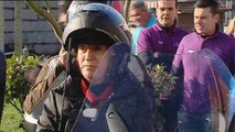 Ana Pastor se da una vuelta en moto y escucha las peticiones del colectivo
