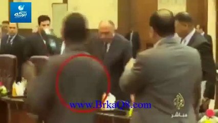 وزير الخارجية المصري "سامح شكري" يلقي ميكروفون قناة "الجزيرة" أسفل الطاولة