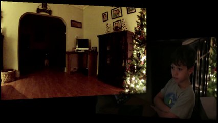 Il cache une caméra pour filmer le Père-Noël, ce qu'il capte? WOW!