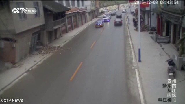 Un immeuble s'écroule soudainement en plein milieu de la rue en Chine