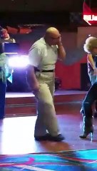 Il enflamme le dance-floor avec ses pas de danse inédits