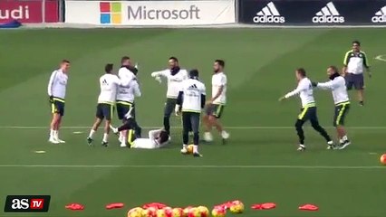 Toni Kross humilie Nacho à l'entraînement