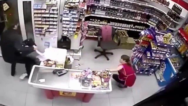 Courageous woman fights thief in a store - The Female Is More Deadlier Than The Male