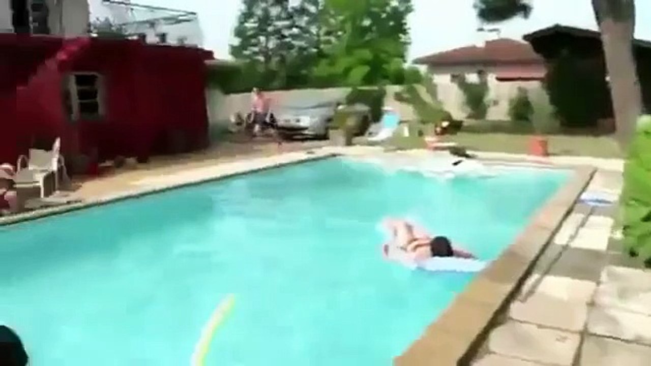 GUY POOPS HIMSELF IN THE POOL!!