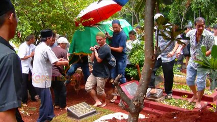 Berada di Pusara Sang Ayah, Indra Bekti Menangis