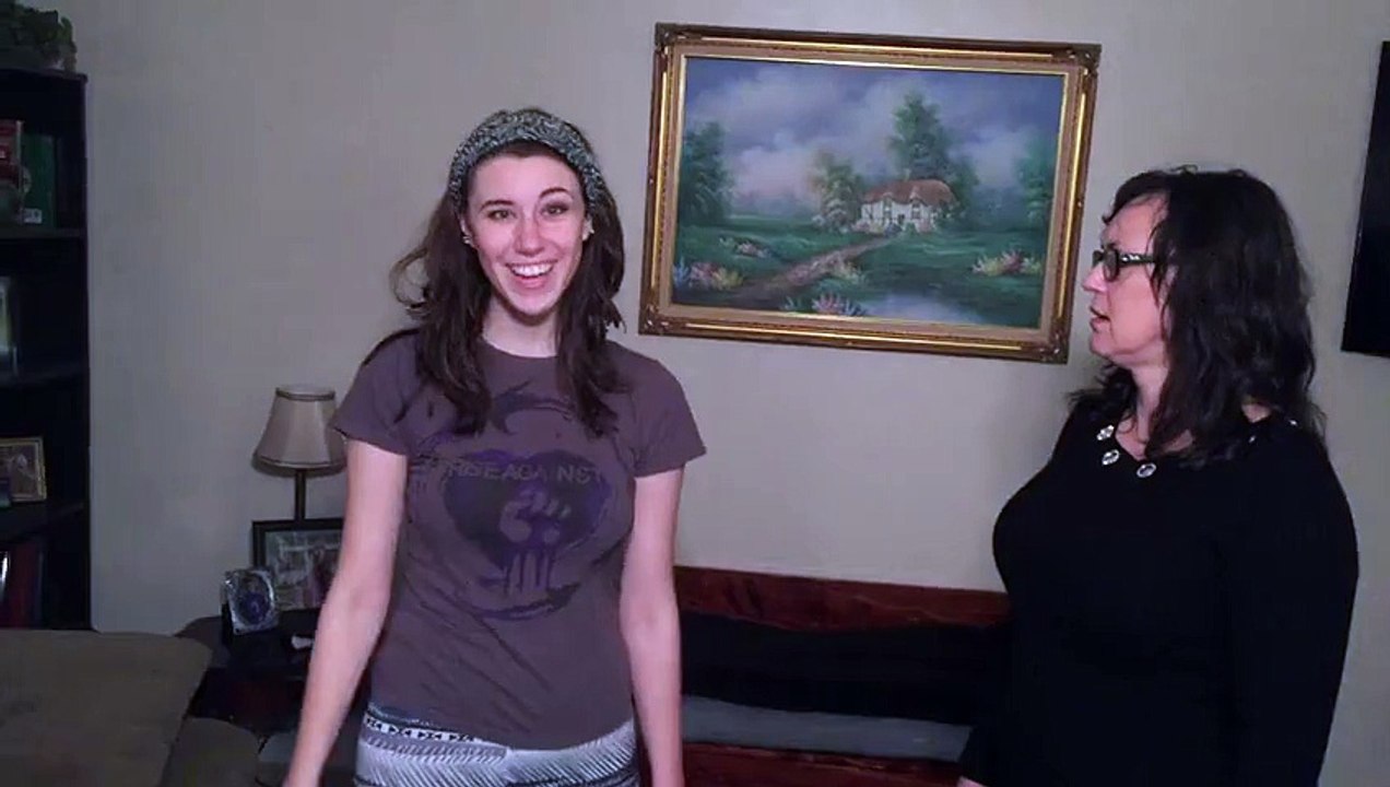 Cette femme nous montre facilement comment enlever en quelques secondes des menottes de nos poignets