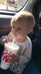 Une petite fille chante Hello - Adele