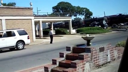en Louisiane, un train percute un camion transportant une grue,  bloqué sur la voie