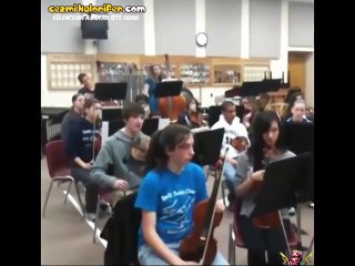 Kemanı Çalamayınca İçindeki Rock Star Ortaya Çıkan Genco