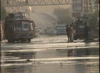 Gulshane iqbal me Pani ki pipe line tot gie road pe pani hi pani