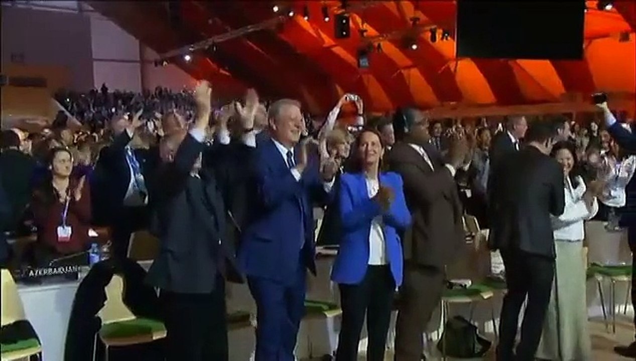 COP21 : "L'accord de Paris pour le climat est adopté", annonce Laurent Fabius