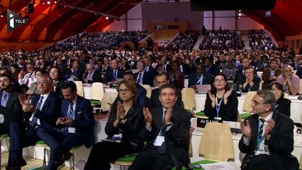 Embrassades et cris de joie après l'accord sur la COP21