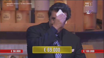Le scherzose "avances" della concorrente di Affari Tuoi a Flavio Insinna