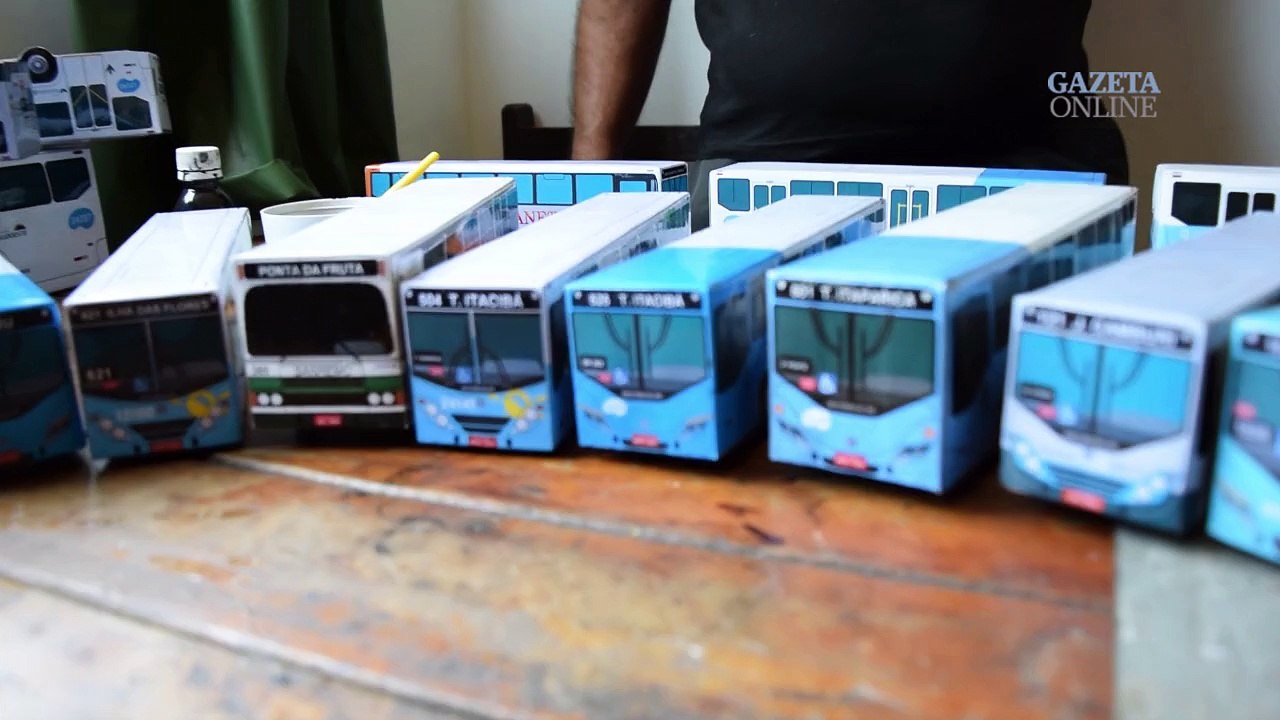 Motorista de ônibus faz miniaturas de coletivos em papelão