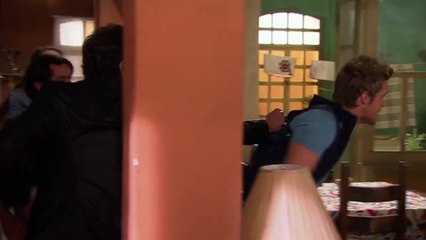Yo No Creo En Los Hombres | Leo le da una golpiza a Isela
