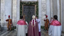 Papa Francesco apre la Porta Santa di San Giovanni in Laterano hd