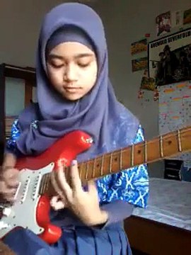 Une fille musulmane voilée reprend un morceau de metal à la guitare... Quel talent!