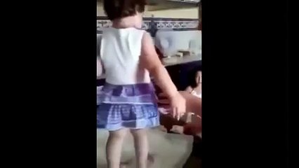 Увидала, что её снимают на камеру!