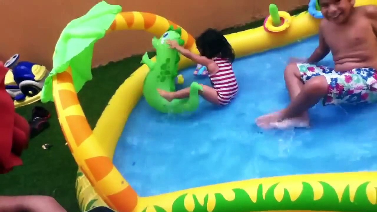 Los niños en la piscina 2