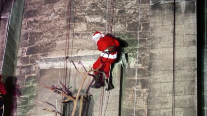 Le père Noël descend de la tour à la mairie d'Angoulême