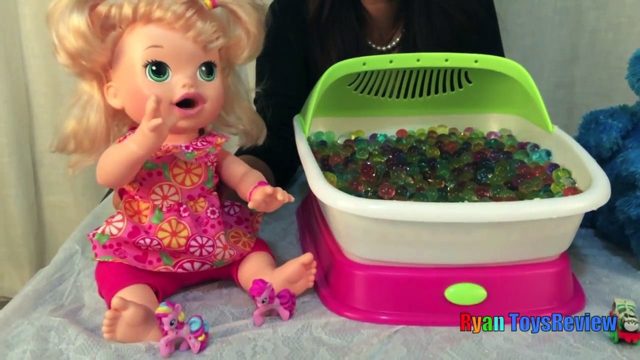 BABY ALIVE EATS ORBEEZ Cookie Monster vs Snackin Sara doll Orbeez Challenge Surprise toys