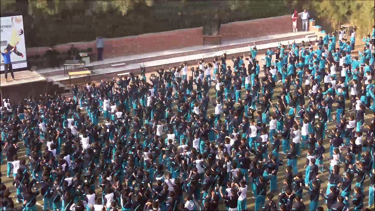 Dance on Gangnam style by World's 2nd Largest class (1500 Students) with Zumba Star Nasrullah Michel Ansari