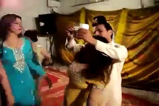 Muni Badnam Hooi - Beautiful Pakistani Girls Wedding Dance Video