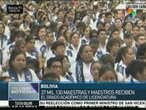 Bolivia: 37 mil profesores reciben título de licenciatura