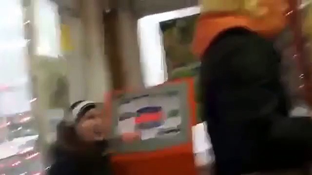 Бабка в шоке  Маска прикол в магазине  зашли купить пива  интересная реакция  бабушка в шоке удивлен
