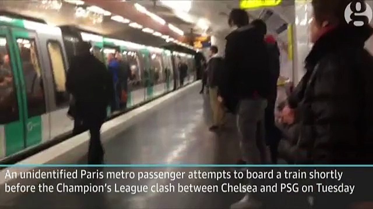 Des supporters de Chelsea empêchent un homme noir de monter dans le métro à Paris