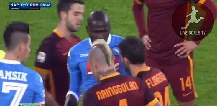 Edin Džeko Gets Injured - SSC Napoli vs AS Roma - Serie A - 13.12.2015