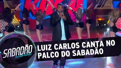Luiz Carlos canta no palco do Sabadão
