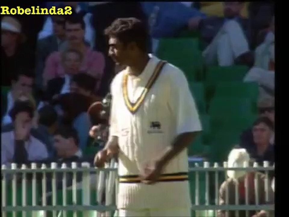 Muralitharan;ALIEN SPIN embarrasses Mark Waugh,1995
