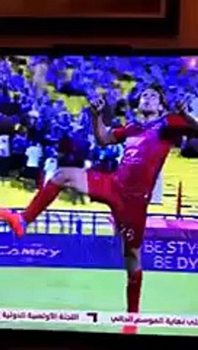 لاعب نادي لخويا يوسف المساكني مع قاسم برهان