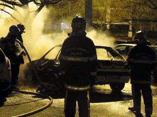 Voiture en feu face à l'hôtel de ville de Villeneuve-d'Ascq