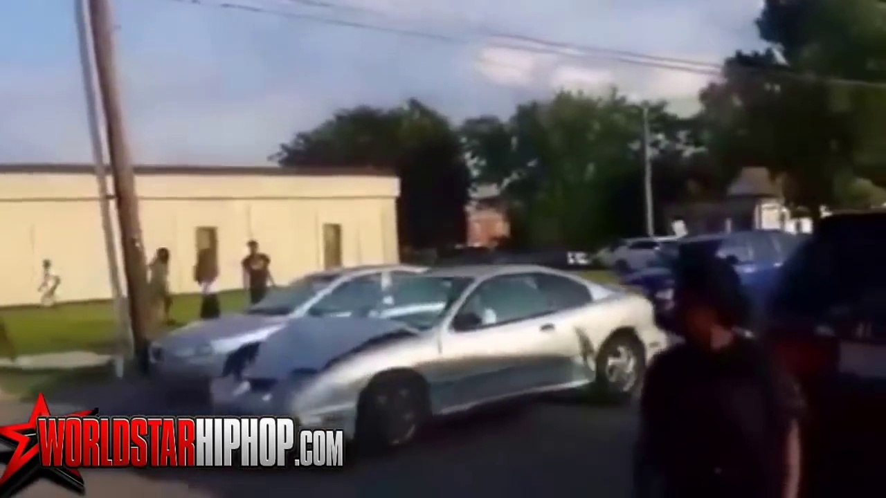 Accident terrible - des gens se font faucher par une voiture alors qu'ils se disputent sur la route