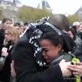 JOVEN MUSULMAN REGALA ABRAZOS EN PARIS