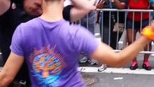 Un policier de New York danse pendant la Gay Pride