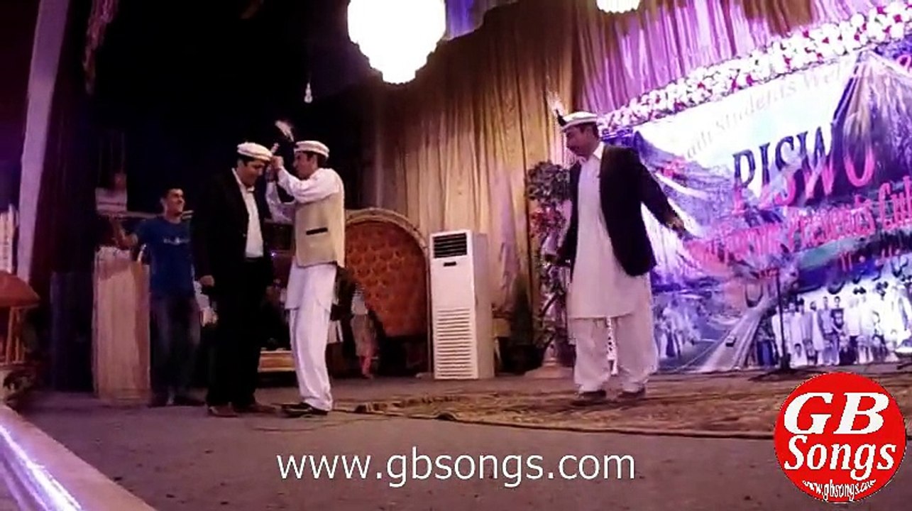 Gulab Nabi Hamaraz performs gulabi funarai baharo sheri at PISWO cultural show karachi