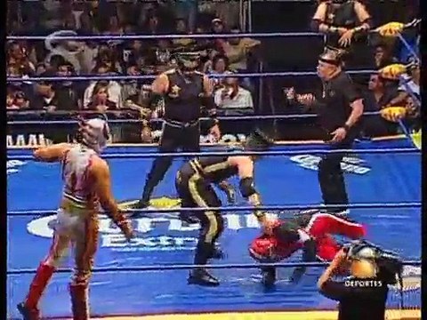 01 Aerostar, Gato Eveready & Laredo Kid vs. Oficial 911, Oficial AK47 & Oficial Fierro