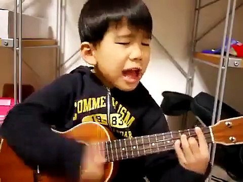 Талантливая игра на гитаре, вам стоит увидеть