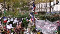 Parigi: a un mese dagli attentati, continua il pellegrinaggio davanti al Bataclan