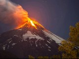 spektakuläre Bilder des Vulkans Villarrica in Chile, Haus des Geistes über See und Stadt