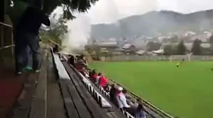 Maç Oynanırken Sahadan Geçen Tren