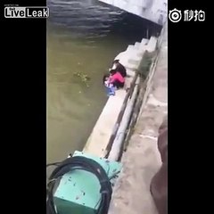 Mother threatens to drown daughter by pushing her in river