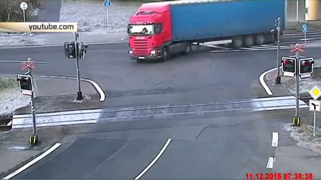 Пассажирский поезд протаранил фуру, разрезав ее пополам