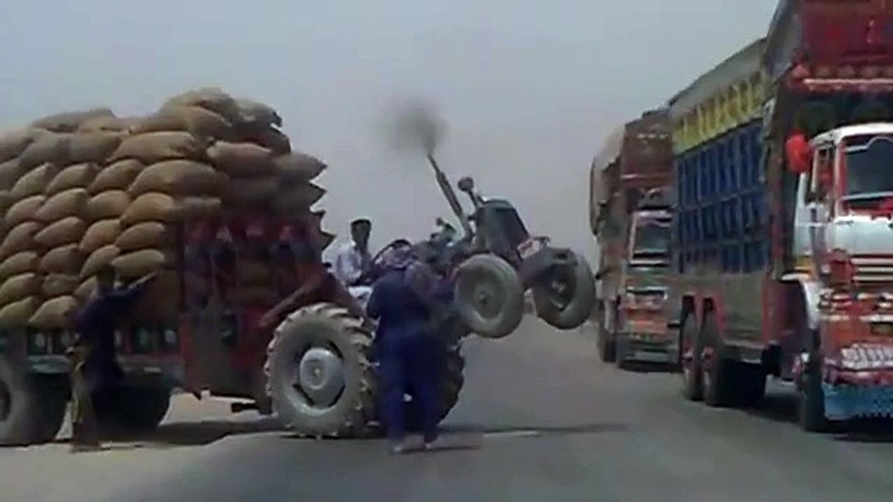BALOCHI FUN TRACTOR WHEELING