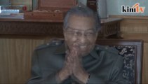 Mahathir senyum, enggan ulas AGM Umno