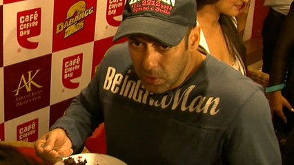 Скачать видео: EXCLUSIVE : Salman Khan's SPECIAL Celebration Post His 2002 Hit & Run Case Verdict